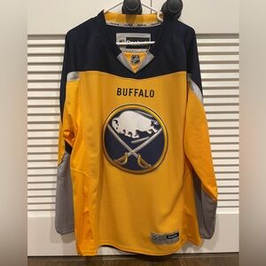 Reebok NHL Licensed Buffalo Sabres Hockey Jersey Men’s Large Yellow/Blue